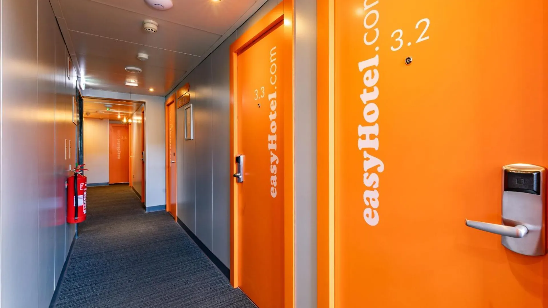 Easyhotel Edinburgh 2*,